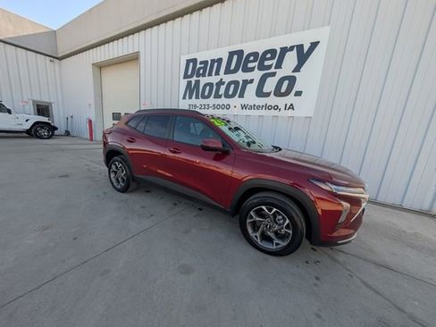 Used 2025 Chevrolet Trax LT w/ LT Convenience Package image 31