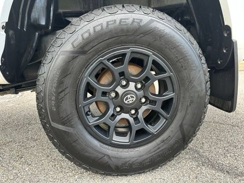 Used 2022 Toyota Tacoma SR5 AWD/4WD image 10