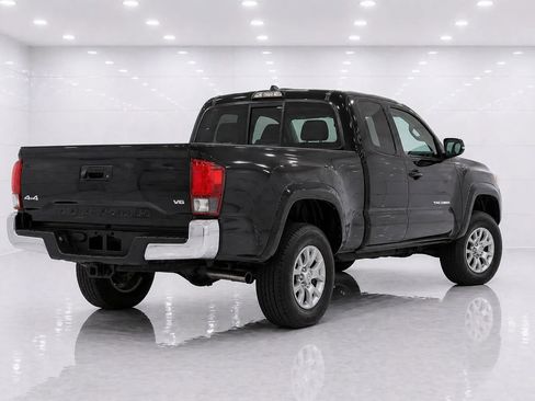 Used 2017 Toyota Tacoma SR5 AWD/4WD image 5