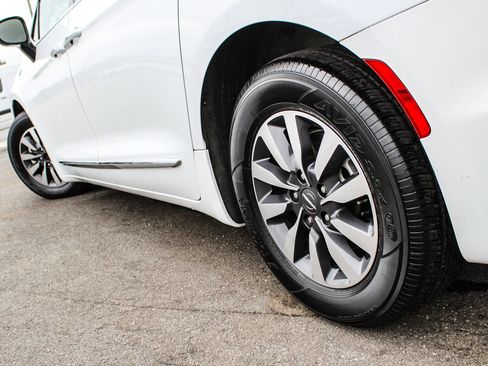 Used 2023 Chrysler Pacifica Limited FWD image 12