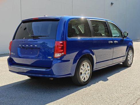 Used 2019 Dodge Grand Caravan SE w/ UConnect Hands-Free Group FWD image 3