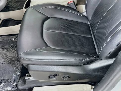 Used 2024 Chrysler Pacifica Touring-L FWD image 18