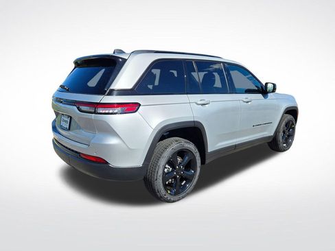 New 2025 Jeep Grand Cherokee Altitude image 4