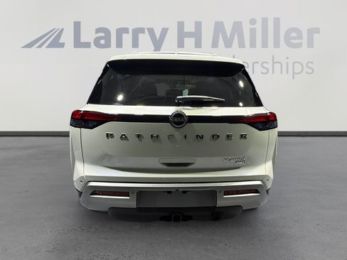 Used 2024 Nissan Pathfinder Platinum w/ Cargo Package image 4