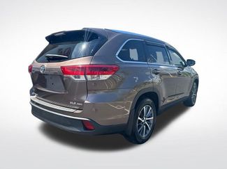 Used 2019 Toyota Highlander XLE AWD/4WD video 3