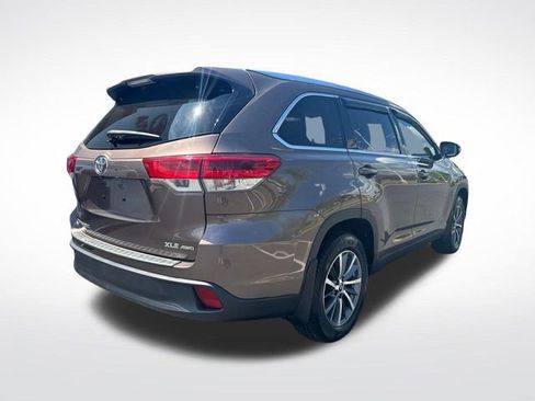 Used 2019 Toyota Highlander XLE AWD/4WD image 3