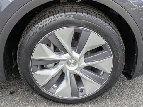Used 2024 Tesla Model Y Long Range AWD/4WD image 9