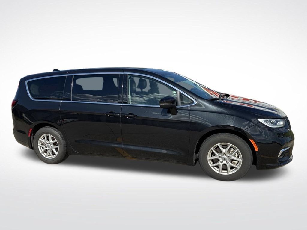 Used 2023 Chrysler Pacifica Touring-L FWD image 5