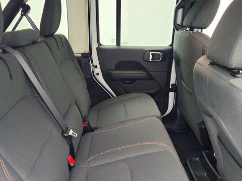 Used 2025 Jeep Wrangler Unlimited Sahara image 23