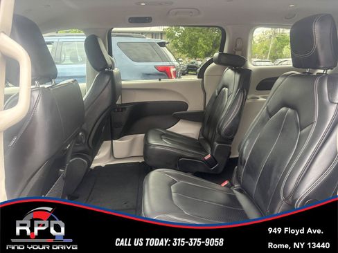 Used 2024 Chrysler Pacifica Touring-L FWD image 28