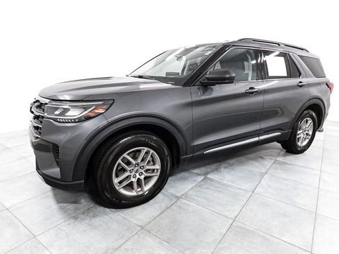 Used 2025 Ford Explorer Active AWD/4WD image 3