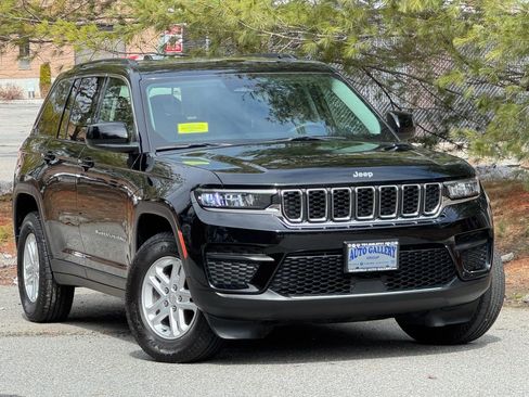 Used 2023 Jeep Grand Cherokee Laredo image 1