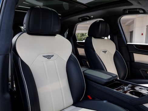 Certified 2024 Bentley Bentayga image 33