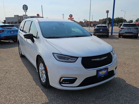 Used 2025 Chrysler Pacifica Select FWD image 2