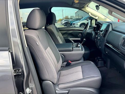 Used 2024 Nissan Titan SV image 9