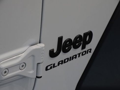 Used 2021 Jeep Gladiator Sport image 37