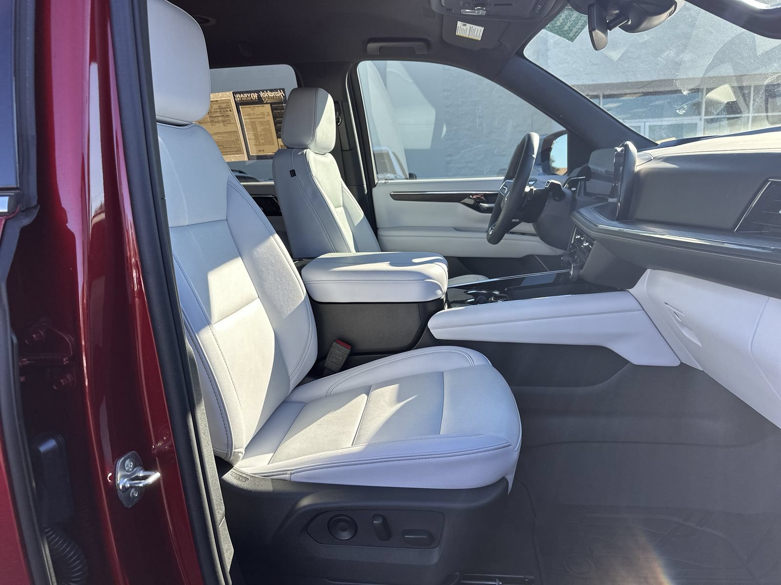 Used 2025 Chevrolet Tahoe Premier AWD/4WD image 22
