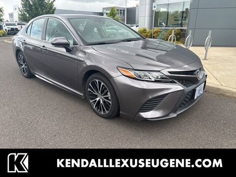 Used 2020 Toyota Camry SE w/ Sunroof Package FWD image 1