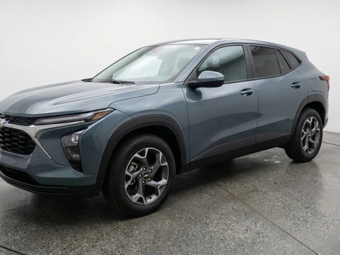 Used 2025 Chevrolet Trax LT w/ LT Convenience Package image 3