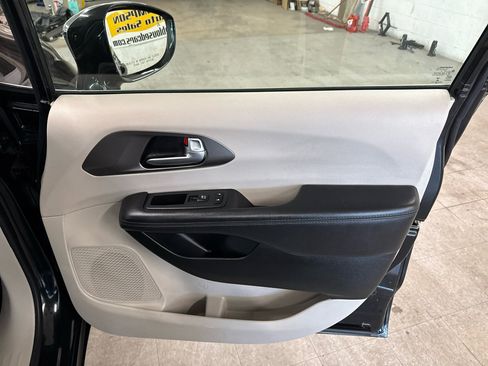 Used 2018 Chrysler Pacifica Limited image 62