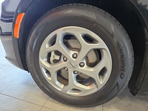 Used 2023 Chrysler Pacifica Limited FWD image 16