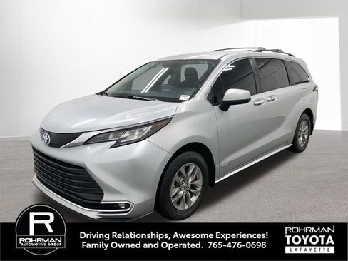 Used 2021 Toyota Sienna XLE FWD image 1