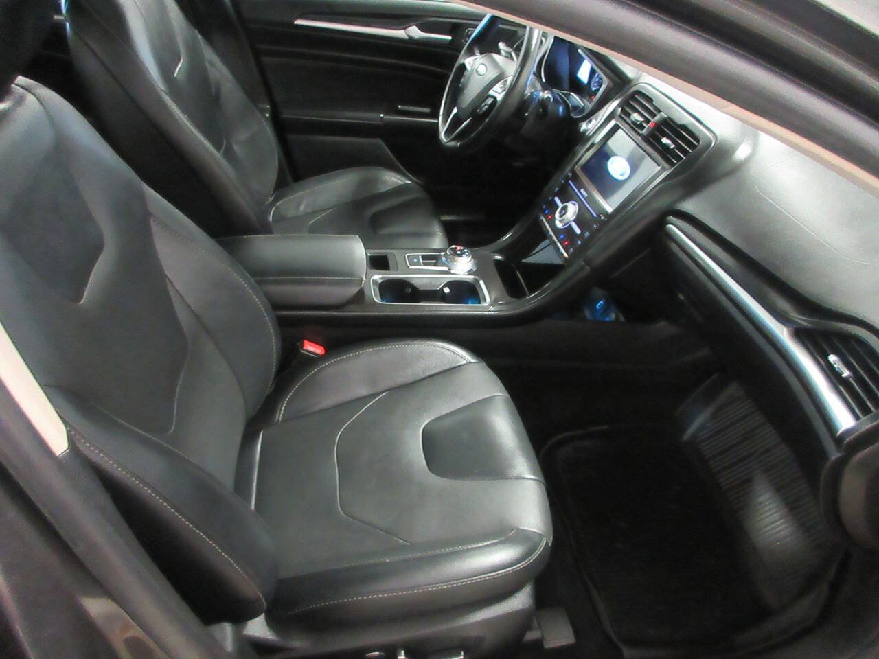 Used 2017 Ford Fusion Titanium AWD/4WD image 8