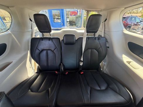 Used 2023 Chrysler Pacifica Touring-L image 18