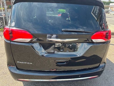 Used 2017 Chrysler Pacifica Touring-L FWD image 7