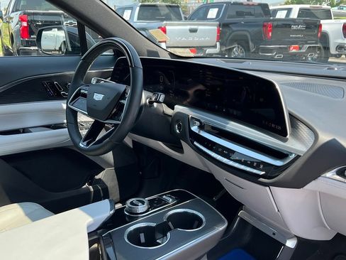 Used 2024 Cadillac Lyriq Luxury AWD/4WD image 18