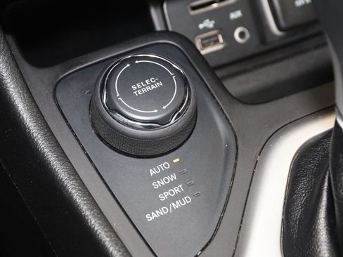 Used 2018 Jeep Cherokee Overland AWD/4WD image 26