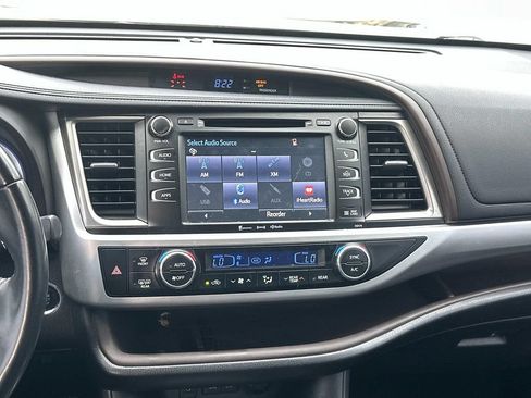 Used 2018 Toyota Highlander XLE AWD/4WD image 14