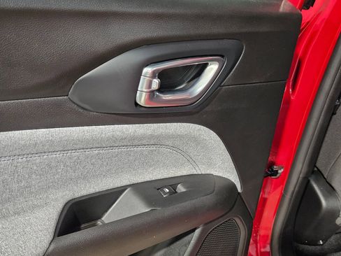 Used 2025 Jeep Compass Sport image 33