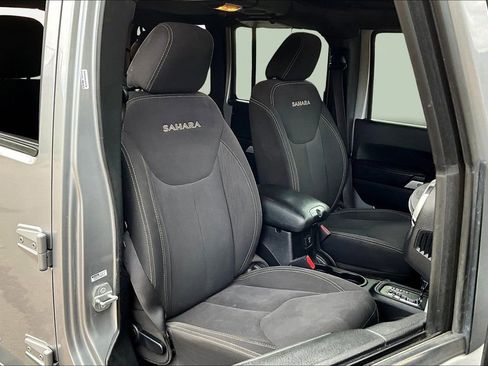 Used 2016 Jeep Wrangler Unlimited Sahara w/ Connectivity Group image 7