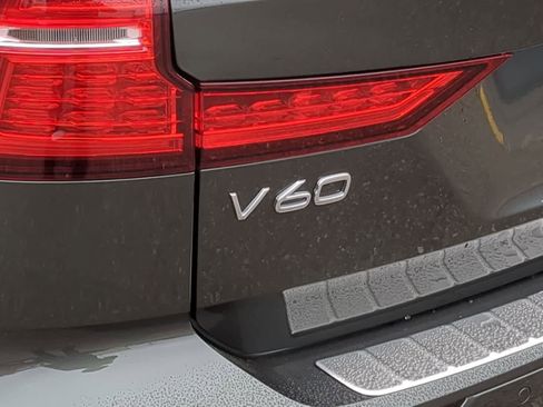 Used 2020 Volvo V60 T5 Cross Country image 13