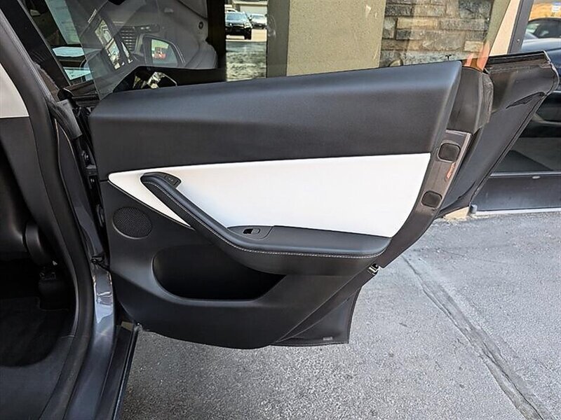 Used 2022 Tesla Model Y Performance AWD/4WD image 27