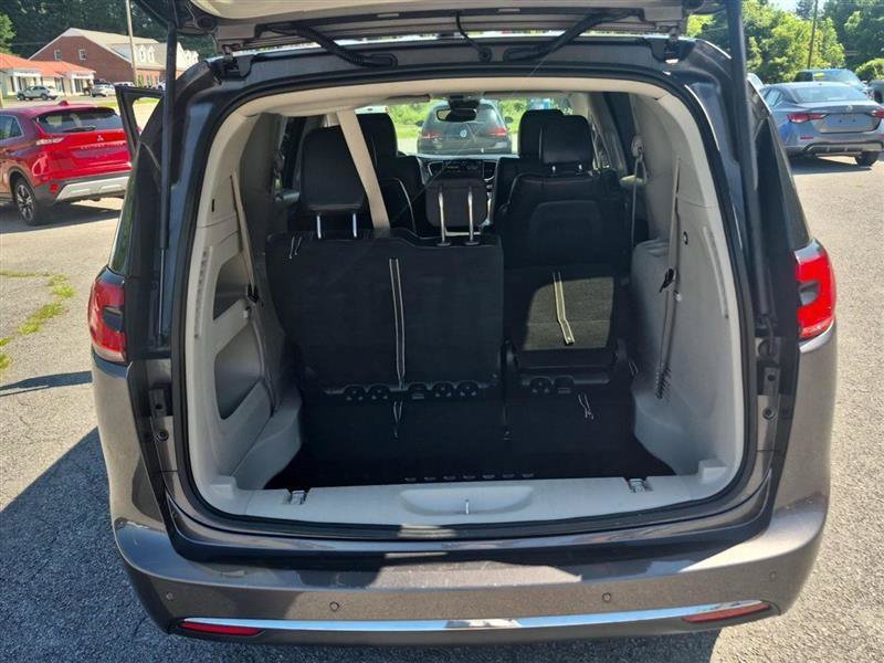 Used 2023 Chrysler Pacifica Touring-L FWD image 29