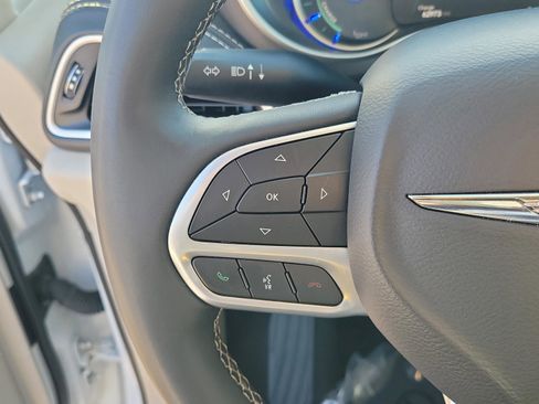 Used 2024 Chrysler Pacifica Select image 18