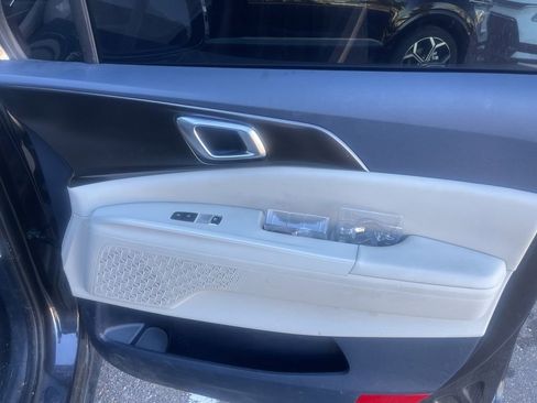 Used 2025 Kia Carnival SX image 18