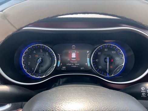 Used 2017 Chrysler Pacifica Limited w/ UConnect Theater Package FWD image 26