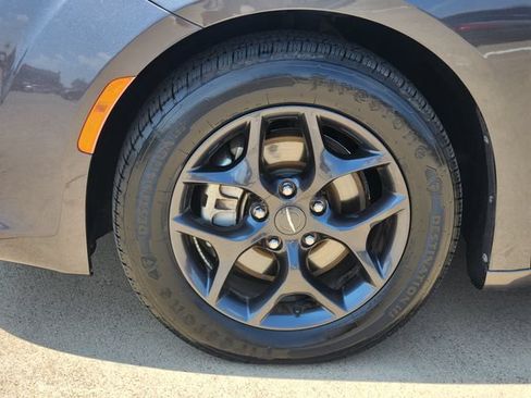 Used 2019 Chrysler Pacifica Touring Plus w/ S Appearance Package FWD image 17