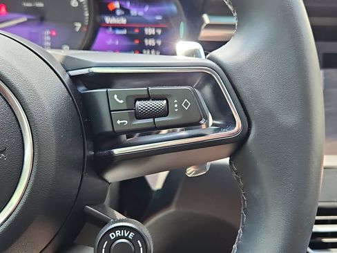 Certified 2026 Porsche Macan AWD/4WD image 32