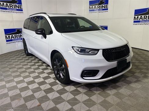 Used 2025 Chrysler Pacifica Limited image 1