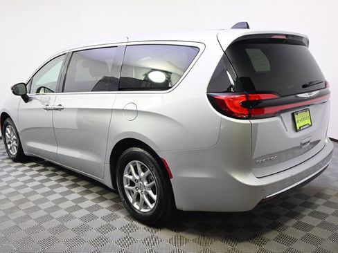 Used 2024 Chrysler Pacifica Touring-L image 3