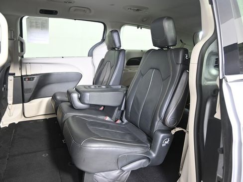 Used 2018 Chrysler Pacifica Touring-L image 19