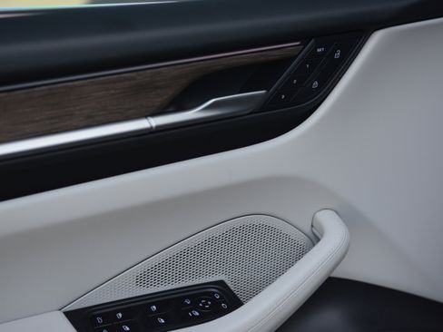 Certified 2025 Porsche Macan 4S Electric AWD/4WD image 14