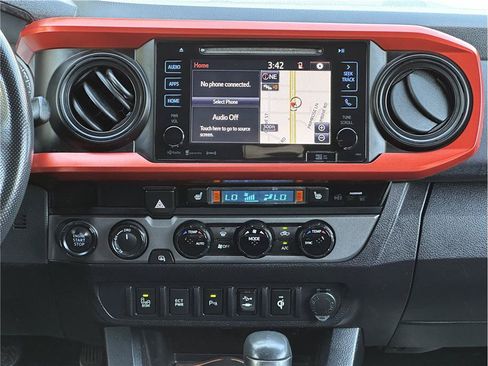 Used 2017 Toyota Tacoma TRD Off-Road w/ Premium & Technology Package AWD/4WD image 22