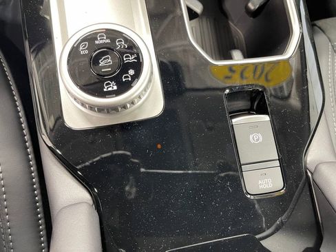 New 2025 Mitsubishi Outlander SE image 14