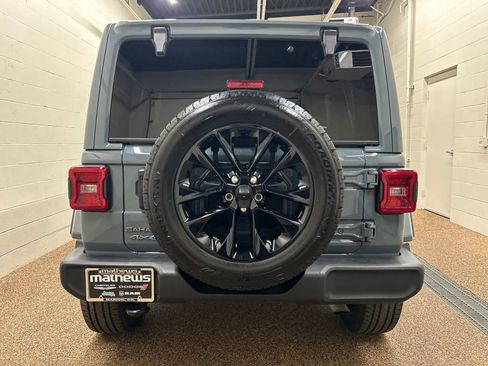 Used 2025 Jeep Wrangler Unlimited Sahara AWD/4WD image 8