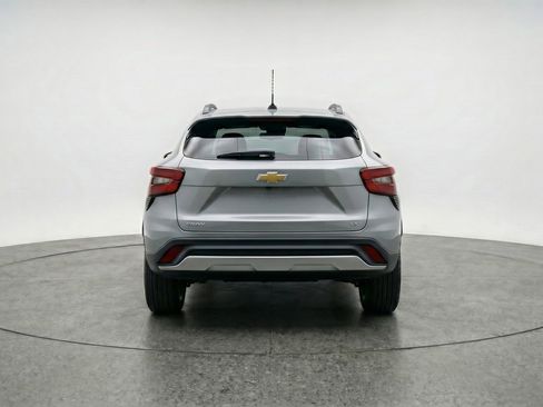Used 2025 Chevrolet Trax LT FWD image 7